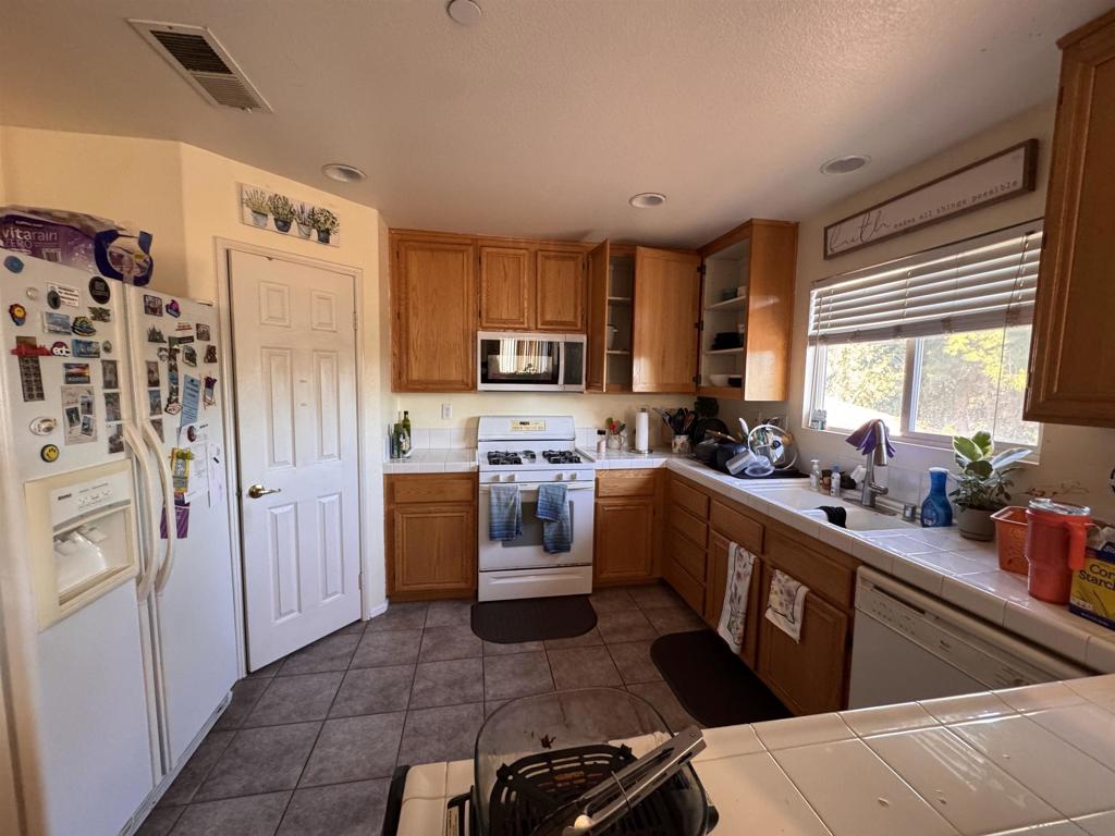 Residential Lease for rent at 9208 Pinkard, El Cajon, San Diego County CA featuring 2 beds and 1 bath