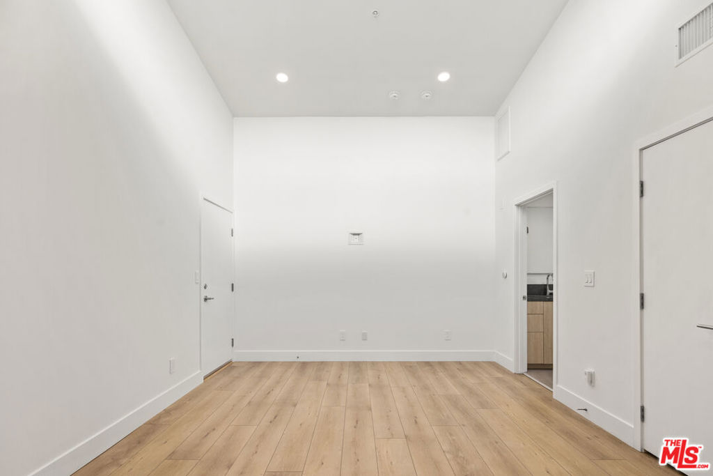 Residential Lease for rent at 2918 3rd Street 6, Santa Monica, Los Angeles County CA featuring 1 bed and 1 bath