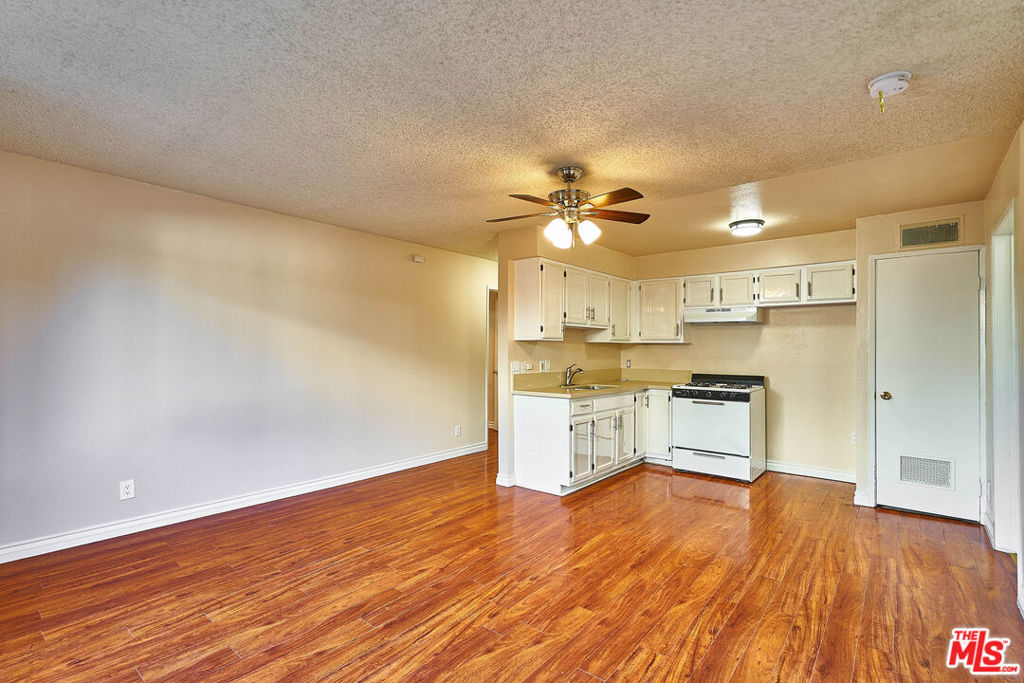 Residential Lease for rent at 820 S St Andrews Place 203, Los Angeles, Los Angeles County, CA featuring 2 beds and 2 baths
