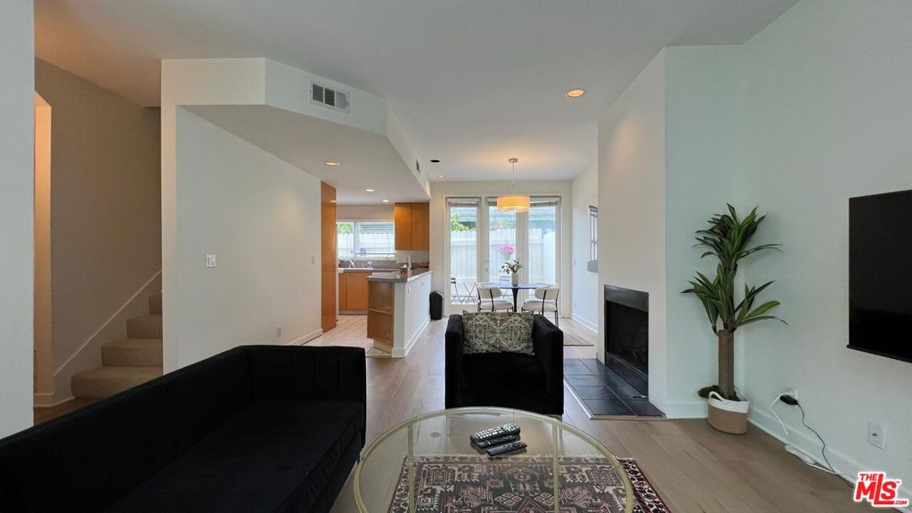 Residential Lease for rent at 807 21st Street 3, Santa Monica, Los Angeles County, CA featuring 2 beds and 3 baths
