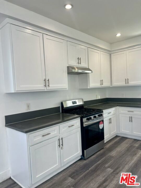 Residential Lease for rent at 789 E 41st Place, Los Angeles, Los Angeles County CA featuring 7 beds and 6 baths