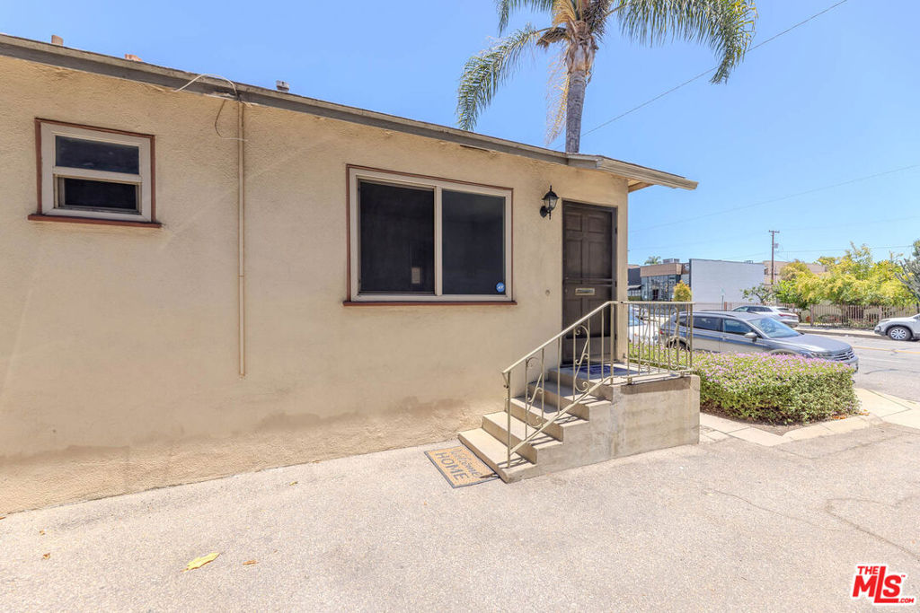 Residential Lease for rent at 233 E Alameda Avenue A, Burbank, Los Angeles County, CA featuring 1 bed and 1 bath
