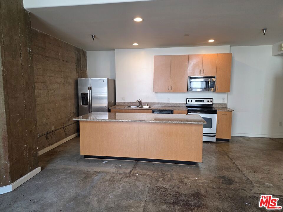Residential Lease for rent at 711 S Olive Street 313, Los Angeles, Los Angeles County CA featuring 1 bed and 2 baths
