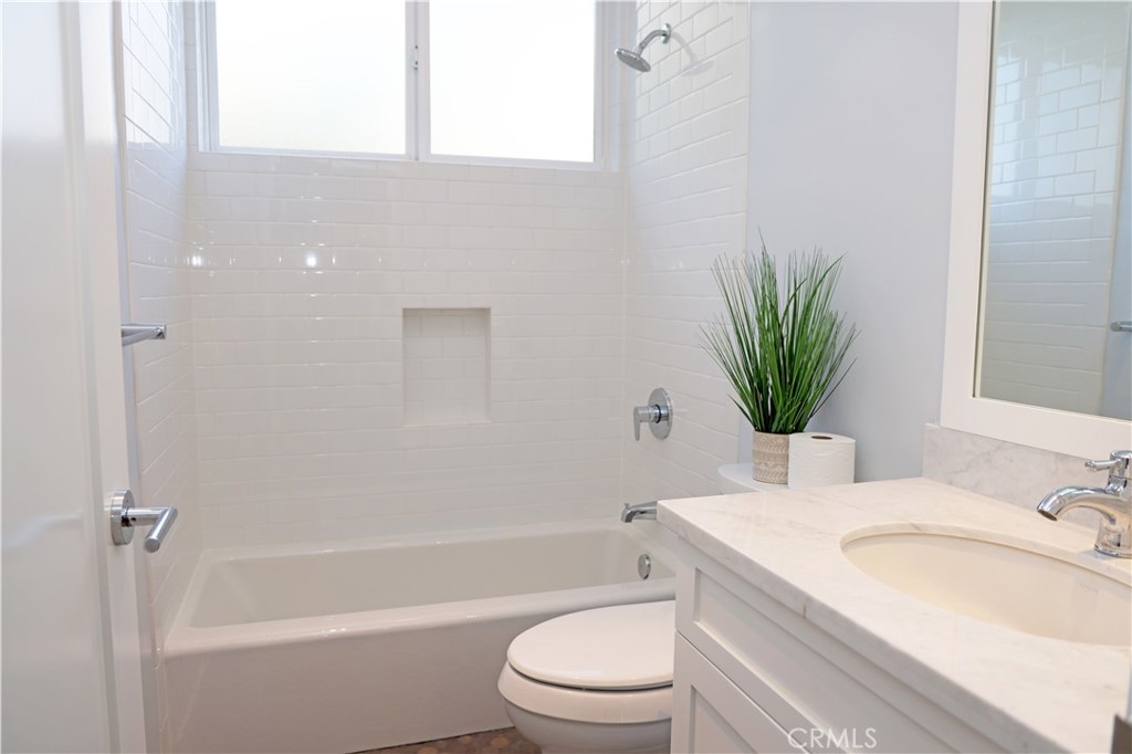 Residential Lease for rent at 21703 Ocean Vista 201, Laguna Beach, Orange County, CA featuring 2 beds and 2 baths