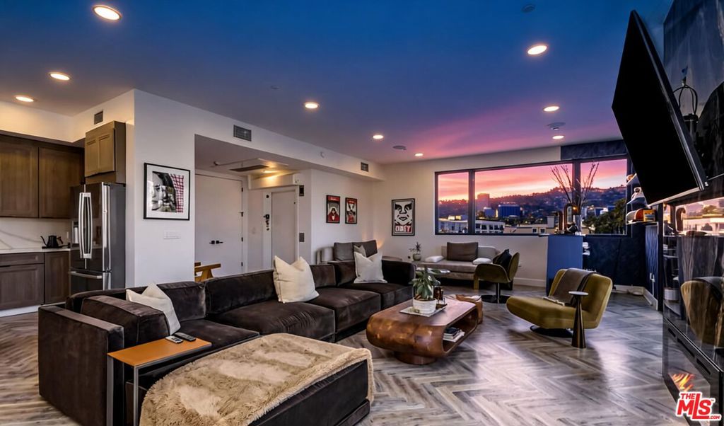 Residential Lease for rent at 137 N Doheny Drive 2, Los Angeles, Los Angeles County CA featuring 4 beds and 4 baths