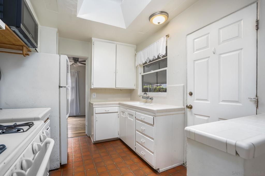 Residential Lease for rent at 1537 Sunset Cliffs, San Diego CA featuring 2 beds and 1 bath
