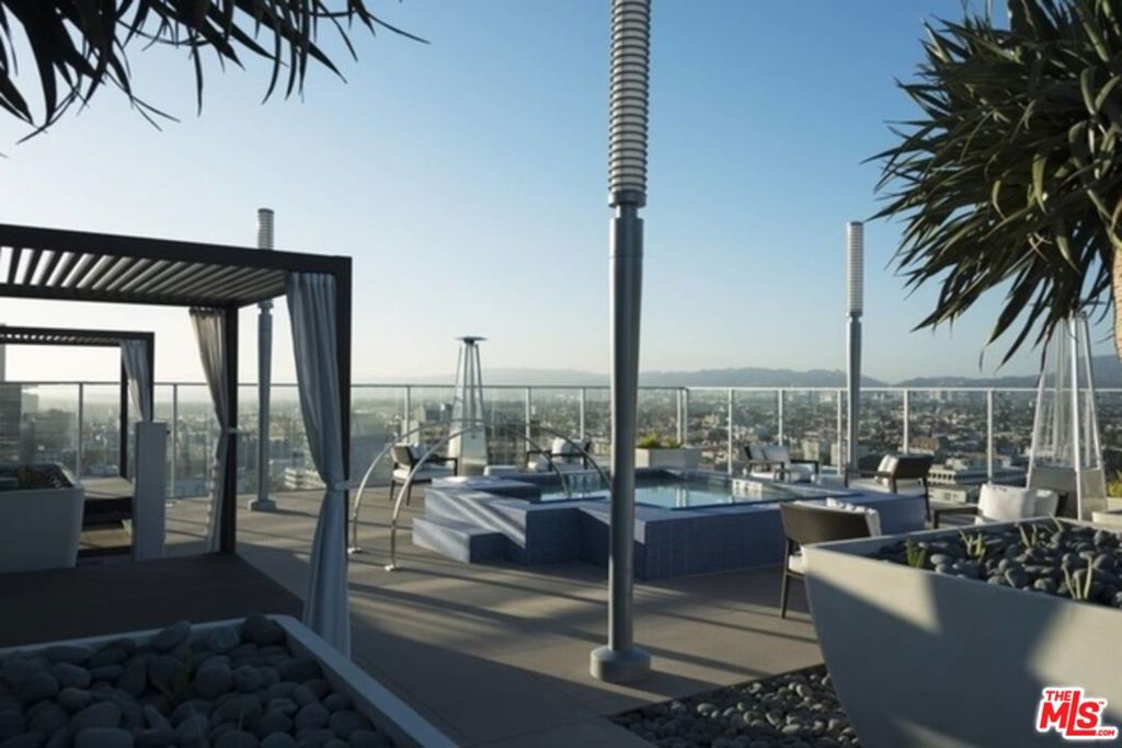 Residential Lease for rent at 3033 Wilshire Avenue 507, Los Angeles, Los Angeles County CA featuring 1 bed and 1 bath