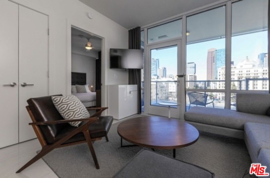 Residential Lease for rent at 3033 Wilshire Avenue 1314, Los Angeles, Los Angeles County CA featuring 1 bed and 1 bath