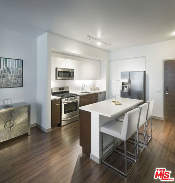 Residential Lease for rent at 3033 Wilshire Avenue 916, Los Angeles, Los Angeles County CA featuring 1 bed and 1 bath
