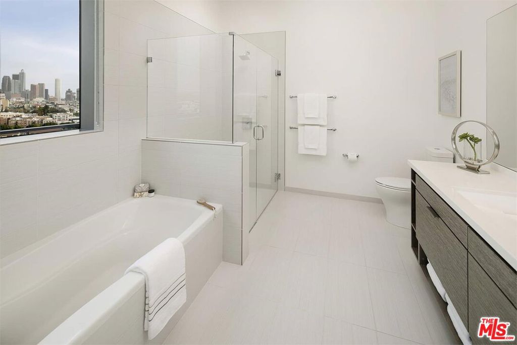 Residential Lease for rent at 3033 Wilshire Avenue PH1705, Los Angeles, Los Angeles County CA featuring 2 beds and 3 baths