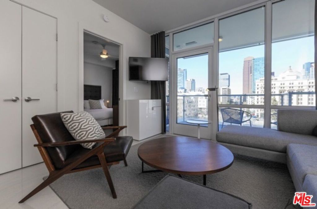 Residential Lease for rent at 3033 Wilshire Avenue PH1602, Los Angeles, Los Angeles County CA featuring 2 beds and 3 baths