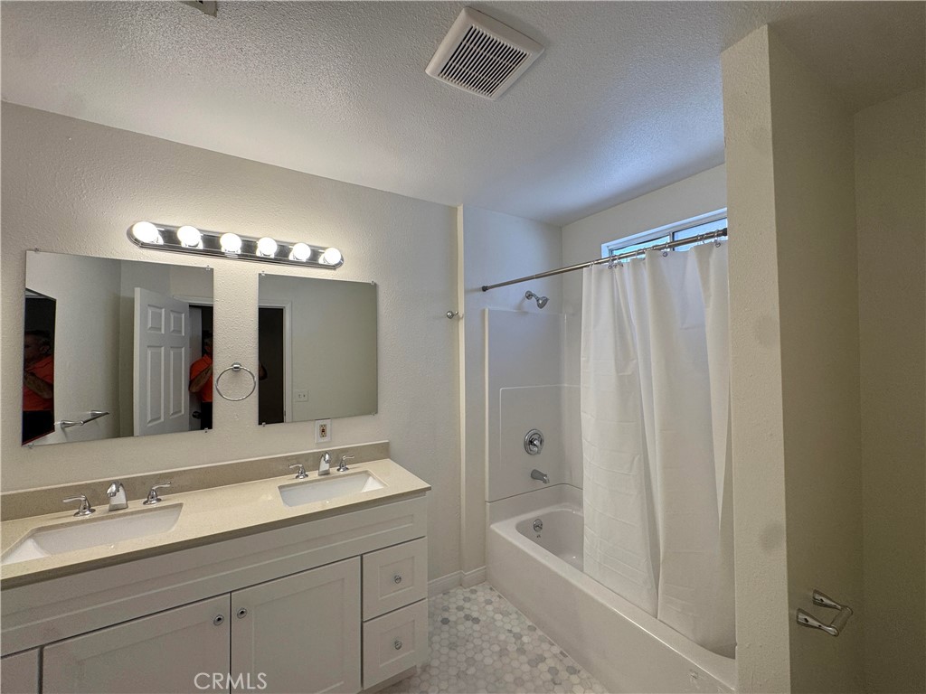 Residential Lease for rent at 1130 Spazier, Glendale, Los Angeles County, CA featuring 4 beds and 2 baths