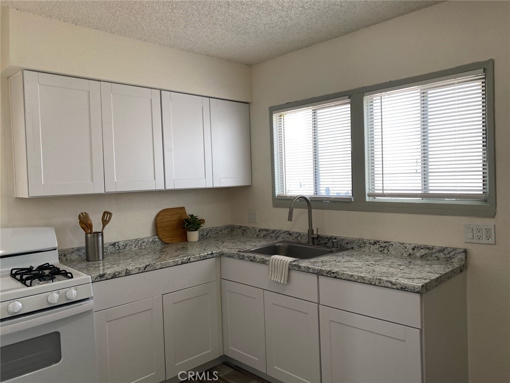 Residential Lease for rent at 118 E Gardena, Carson, Los Angeles County CA featuring 2 beds and 1 bath