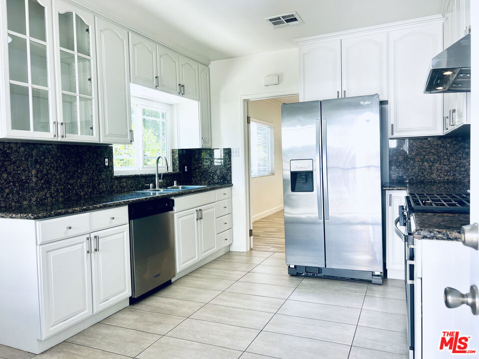 Residential Lease for rent at 926 N Pass Avenue, Burbank, Los Angeles County CA featuring 2 beds and 2 baths