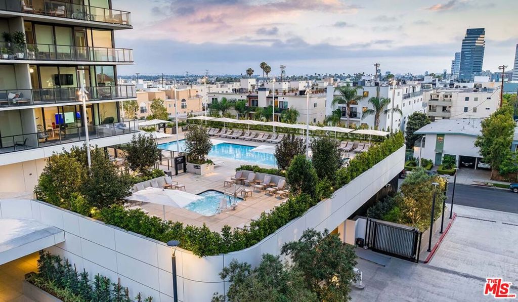 Residential Lease for rent at 11750 Wilshire Boulevard 1102, Los Angeles, Los Angeles County CA featuring 2 beds and 2 baths