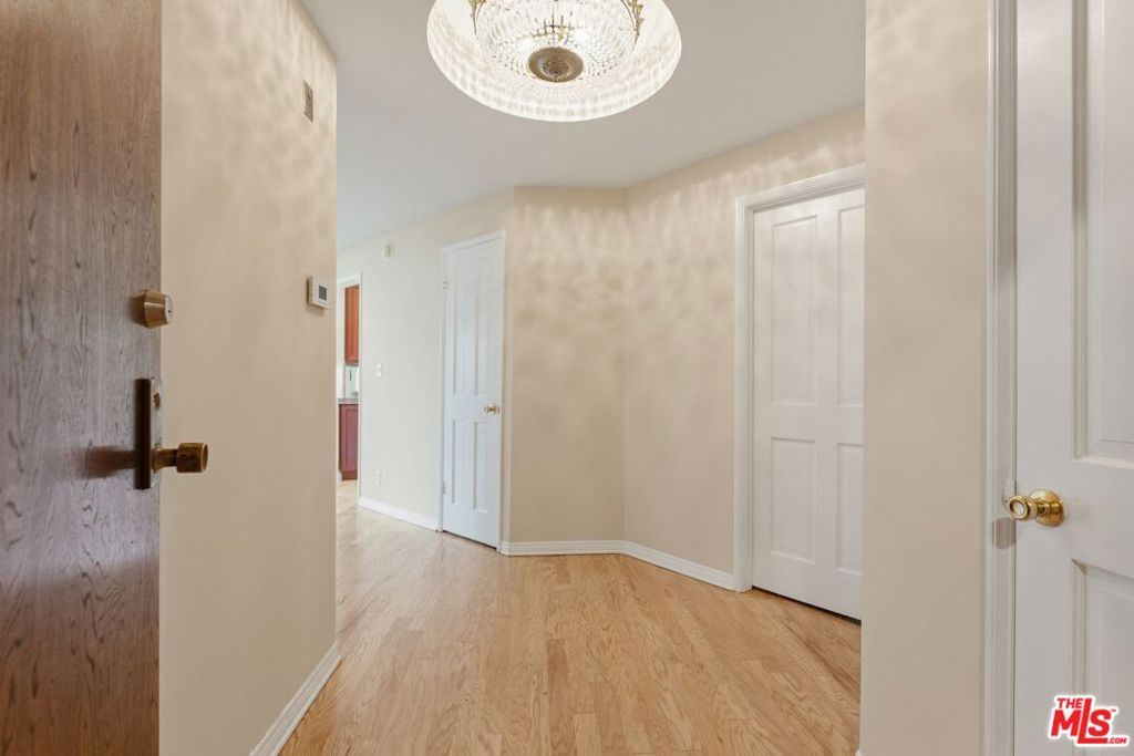 Residential Lease for rent at 1315 Roxbury Drive 201, Los Angeles, Los Angeles County CA featuring 2 beds and 2 baths