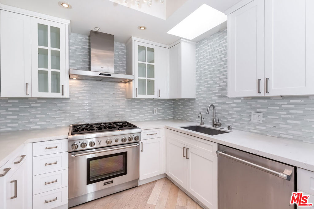 Residential Lease for rent at 3019 3RD Street 404, Santa Monica, Los Angeles County CA featuring 2 beds and 2 baths