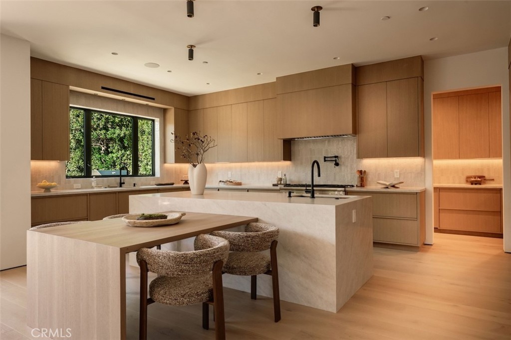 Active for sale at Toluca Lake, CA, Toluca Lake, CA CA and 6 baths