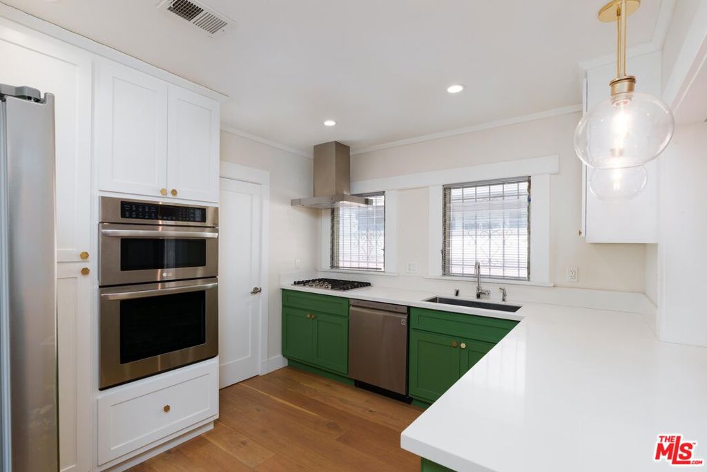 Residential Lease for rent at 2191 W 31st Street, Los Angeles, Los Angeles County CA featuring 3 beds and 2 baths