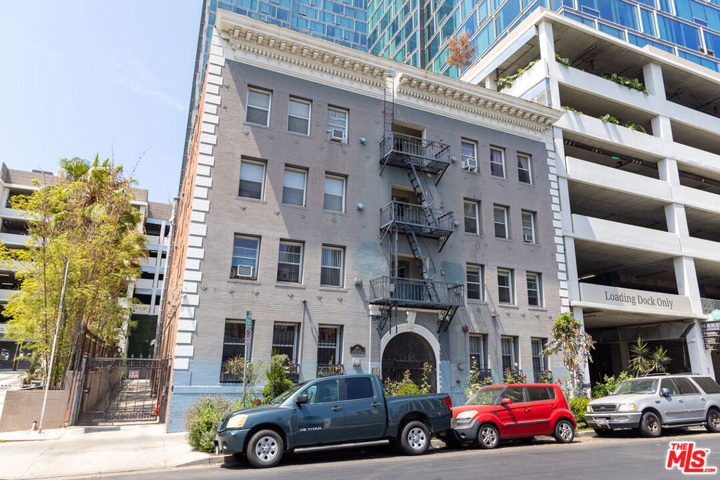 Residential Lease for rent at 661 Shatto Place 301, Los Angeles, Los Angeles County CA featuring 1 bed and 1 bath