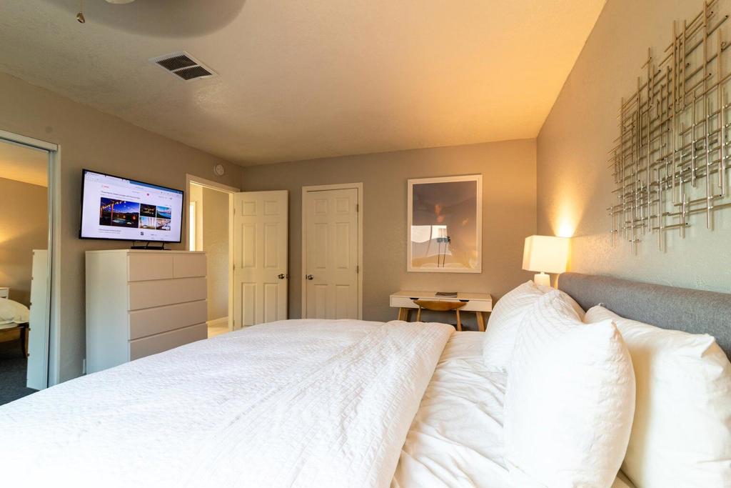 Single Family Residence for rent at 31121 Avenida El Mundo, Cathedral City, CA featuring 3 beds and 2 baths