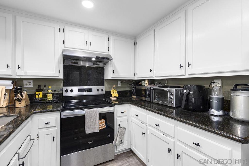 Residential Lease for rent at 6186 Caminito Baeza, San Diego, San Diego County CA featuring 2 beds and 2 baths