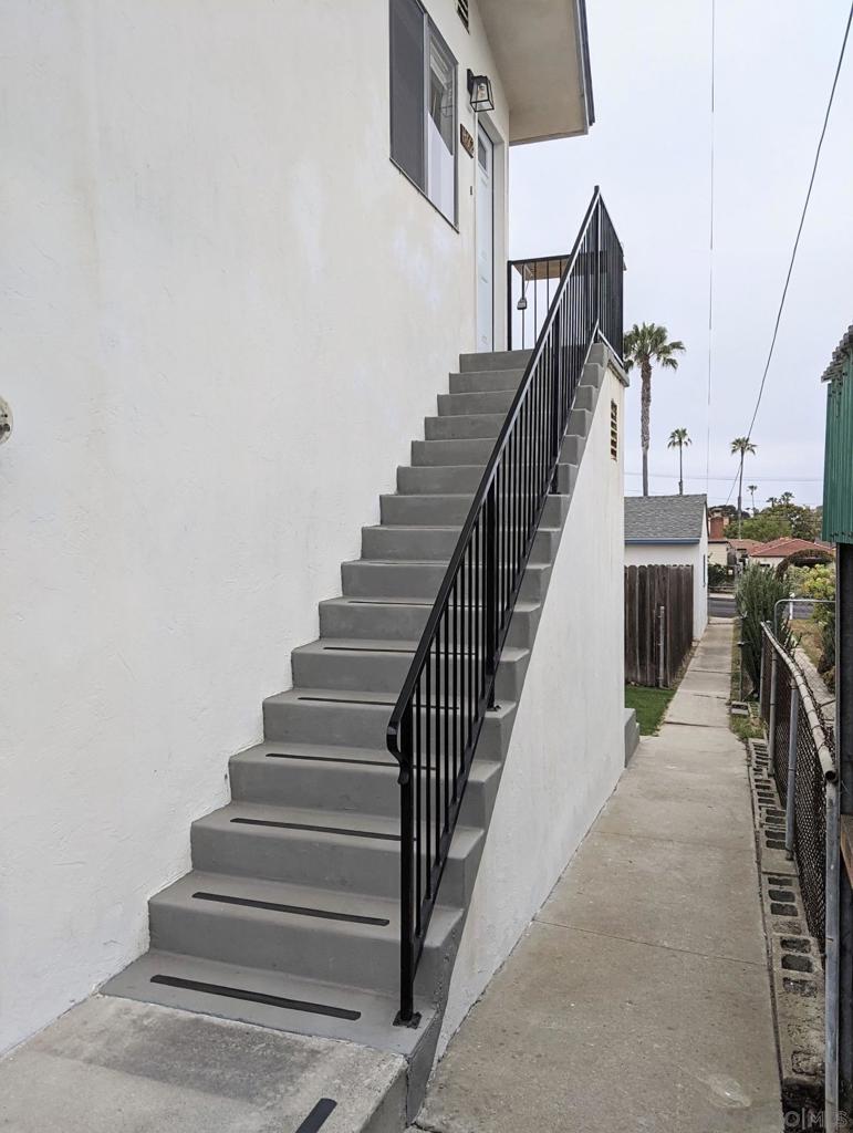 Residential Lease for rent at 4662 W Point Loma Ave, San Diego, San Diego CA featuring 2 beds and 1 bath