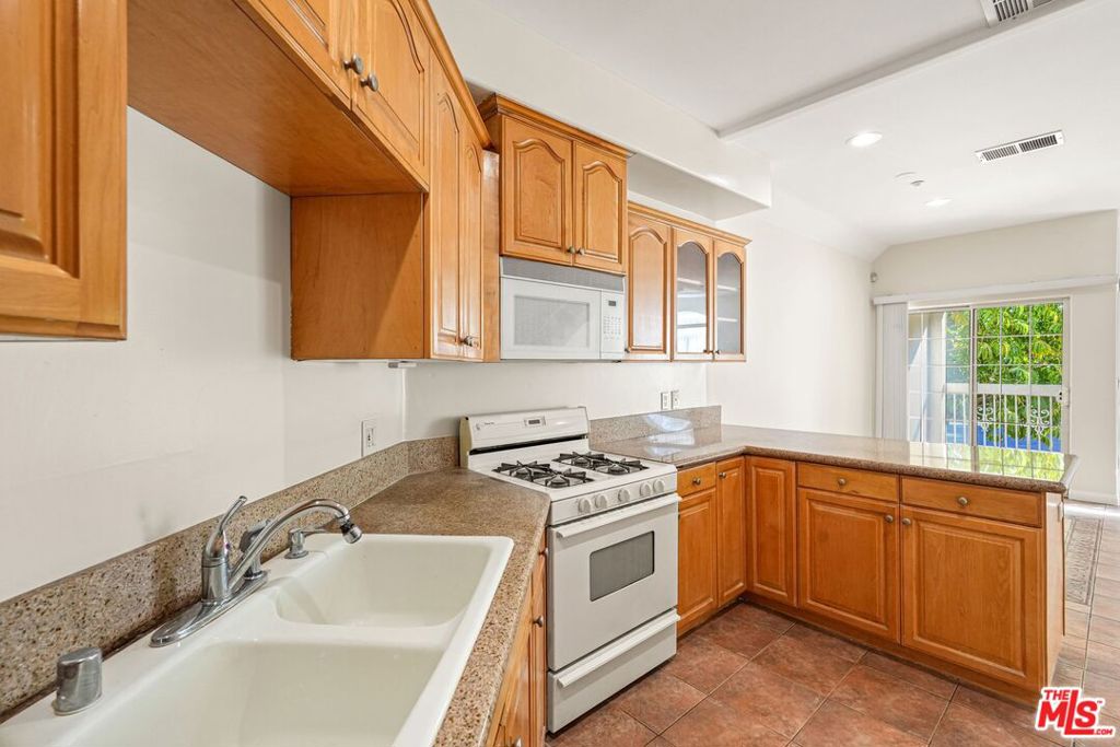 Residential Lease for rent at 1201 Viola Avenue 104, Glendale, Los Angeles County CA featuring 2 beds and 3 baths