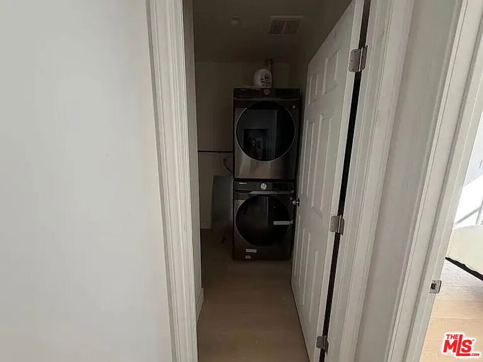 Residential Lease for rent at 1546 S Ogden Drive 2B, Los Angeles, Los Angeles County CA featuring 2 beds and 2 baths