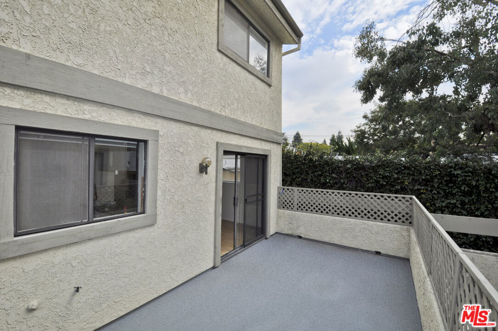 Residential Lease for rent at 4063 La Salle Avenue 102, Culver City, Los Angeles County CA featuring 3 beds and 3 baths