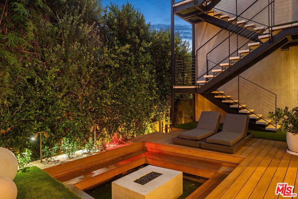 Residential Lease for rent at 1368 Beckwith Avenue, Los Angeles, Los Angeles County CA featuring 5 beds and 6 baths