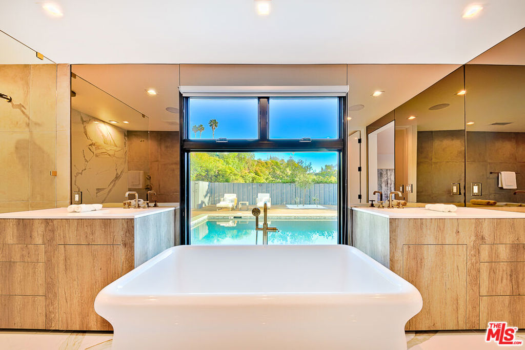 Residential Lease for rent at 9038 MEREDITH Place, Beverly Hills, Los Angeles County CA featuring 5 beds and 7 baths