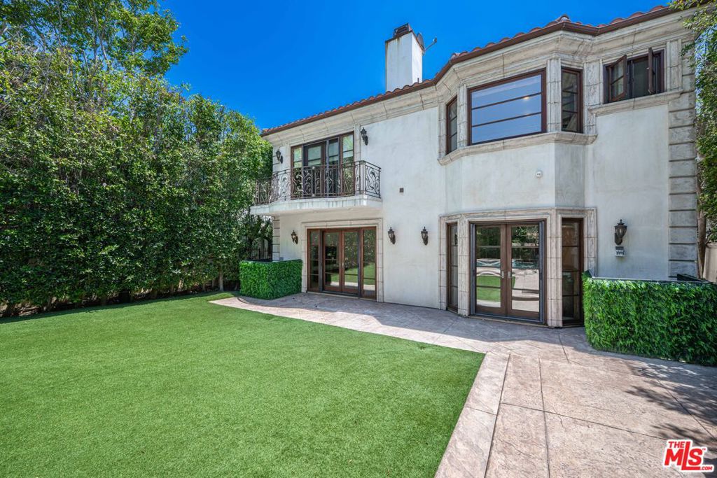 Residential Lease for rent at 119 N Maple Drive, Beverly Hills, Los Angeles County CA featuring 5 beds and 5 baths