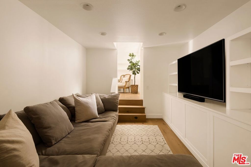 Residential Lease for rent at 3414 N Knoll Drive, Los Angeles, Los Angeles County CA featuring 3 beds and 3 baths