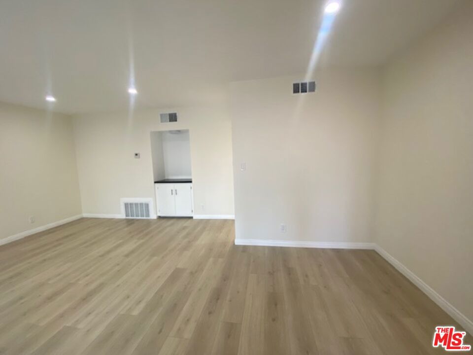Residential Lease for rent at 7045 Hawthorn Avenue 203, Los Angeles, Los Angeles County CA featuring 1 bed and 1 bath