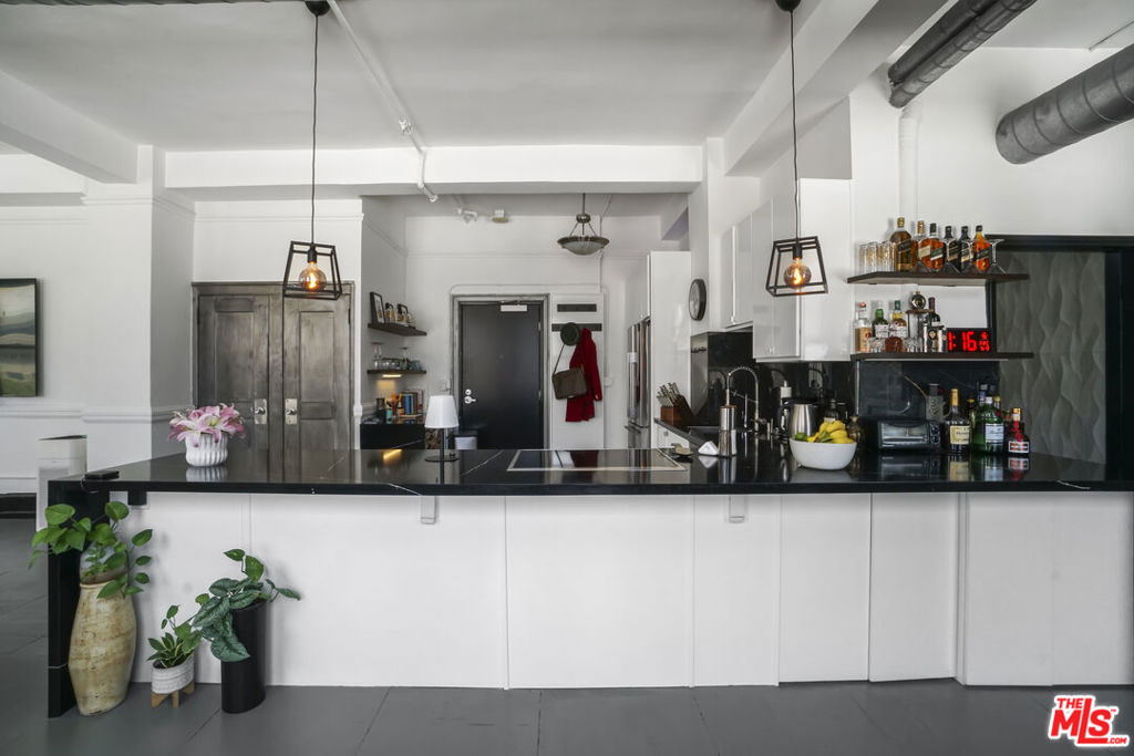 Residential Lease for rent at 108 W 2nd Street 313, Los Angeles, Los Angeles County CA featuring 1 bed and 1 bath