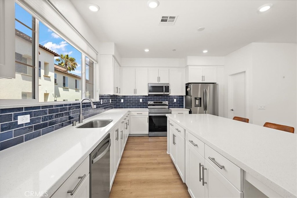 Townhouse for rent at 3667 Elm Avenue, Long Beach, CA featuring 3 beds and 3 baths