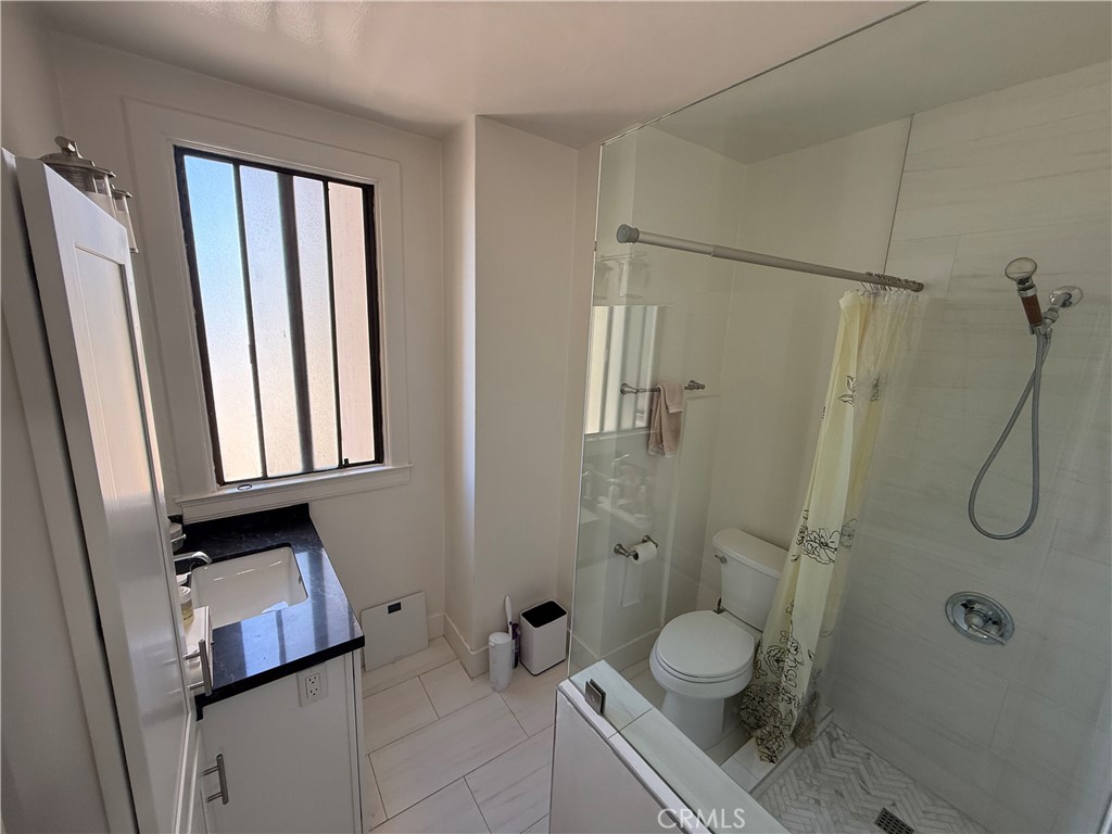 Residential Lease for rent at 315 W 3rd 711, Long Beach, Los Angeles County CA featuring 1 bed and 1 bath