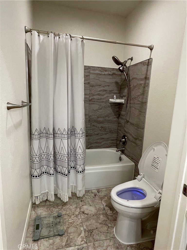 Residential Lease for rent at 533 S St Andrews Place 319, Los Angeles, Los Angeles County CA featuring 2 beds and 2 baths