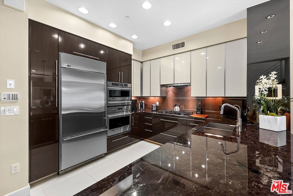 Residential Lease for rent at 1318 S Roxbury Drive 314, Los Angeles, Los Angeles County CA featuring 2 beds and 3 baths