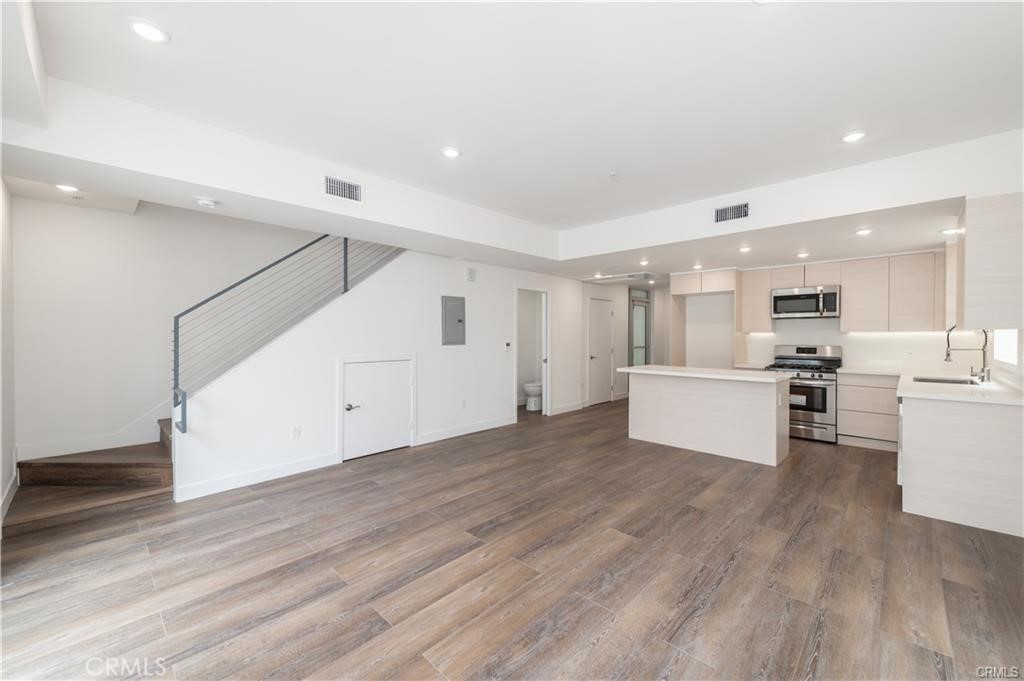Residential Lease for rent at 1245 N New Hampshire Ave #9, Los Angeles, Los Angeles County CA featuring 3 beds and 4 baths