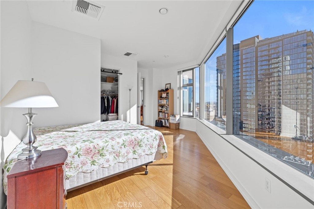 Residential Lease for rent at 801 S Grand 1611, Los Angeles, Los Angeles County CA featuring 2 beds and 2 baths
