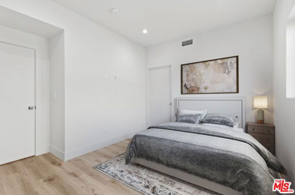 Residential Lease for rent at 6937 Simpson Avenue 1/2, Los Angeles, Los Angeles County CA featuring 4 beds and 3 baths