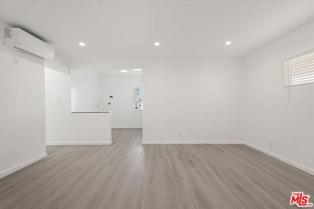 Residential Lease for rent at 1904 11th Street 8, Santa Monica, Los Angeles County CA featuring 2 beds and 1 bath