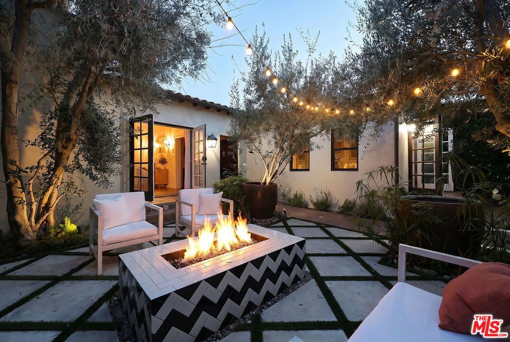 Residential Lease for rent at 7416 Rosewood Avenue, Los Angeles, Los Angeles County CA featuring 2 beds and 2 baths