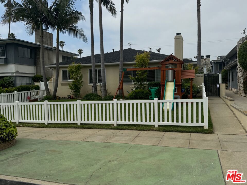 Residential Lease for rent at 944 21st Street C, Santa Monica, Los Angeles County CA featuring 1 bed and 1 bath