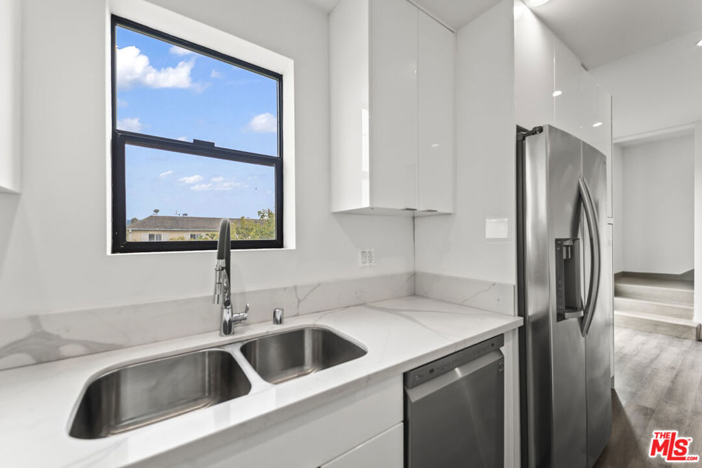 Residential Lease for rent at 1264 9th Street G, Santa Monica, Los Angeles County CA featuring 2 beds and 2 baths