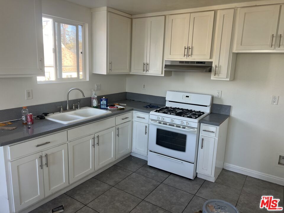 Residential Lease for rent at 223 E 30th Street, Los Angeles, Los Angeles County CA featuring 12 beds and 8 baths