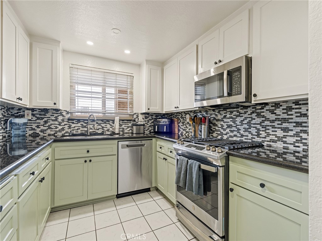 Residential Lease for rent at 2001 E 21st St 327, Signal Hill, Los Angeles County CA featuring 2 beds and 2 baths