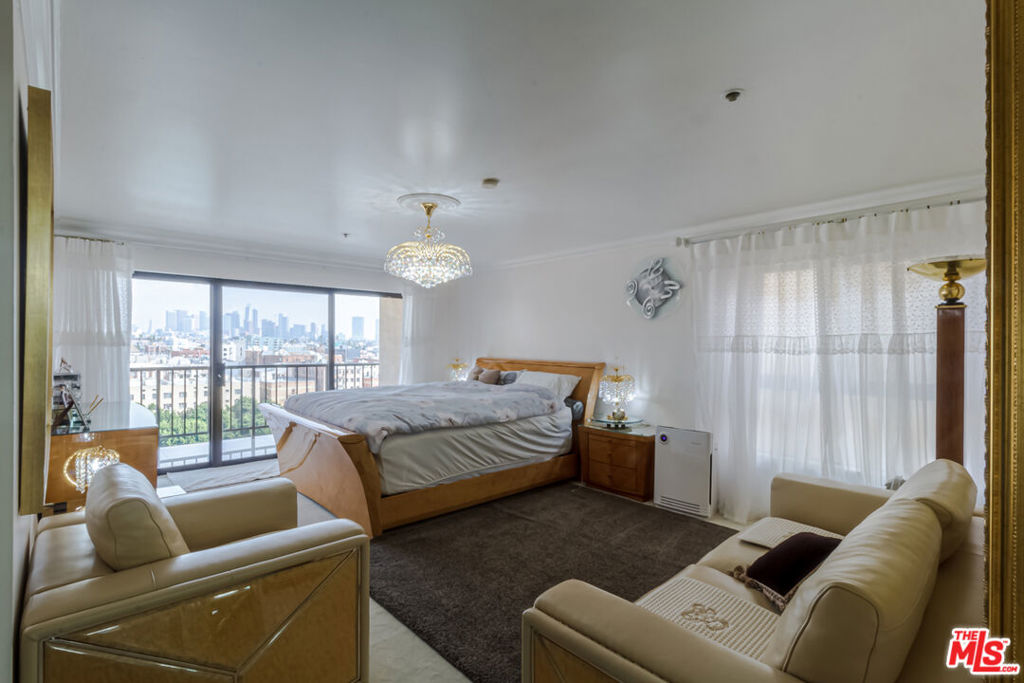 Residential Lease for rent at 727 S Ardmore Avenue 906, Los Angeles, Los Angeles County CA featuring 3 beds and 3 baths